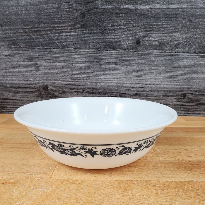 Corelle Corning Old Town Vegetable Bowl Ceramic 8 1/2" Floral Blue Onion Rim