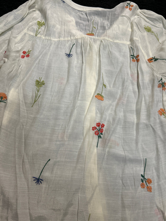 FLORAL IVORY EMBROIDERED TOP