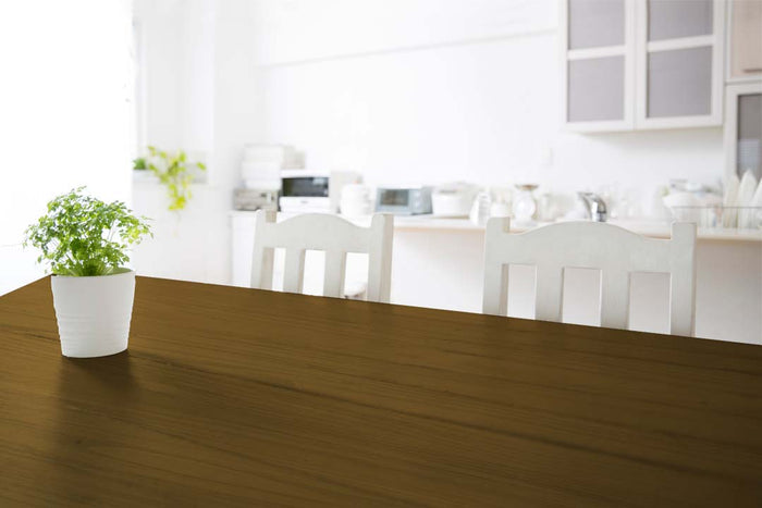 Retique It Wood'n Kit Medium Dark Pecan interior top coat applied to a wooden tabletop for a smooth, finished look.