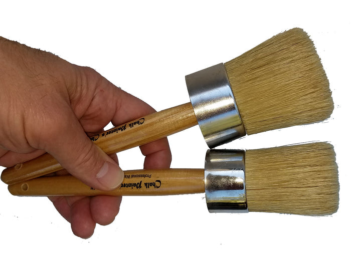 Retique It professional wax brush with wooden handle and natural bristles, ideal for applying wax and finishes to surfaces.