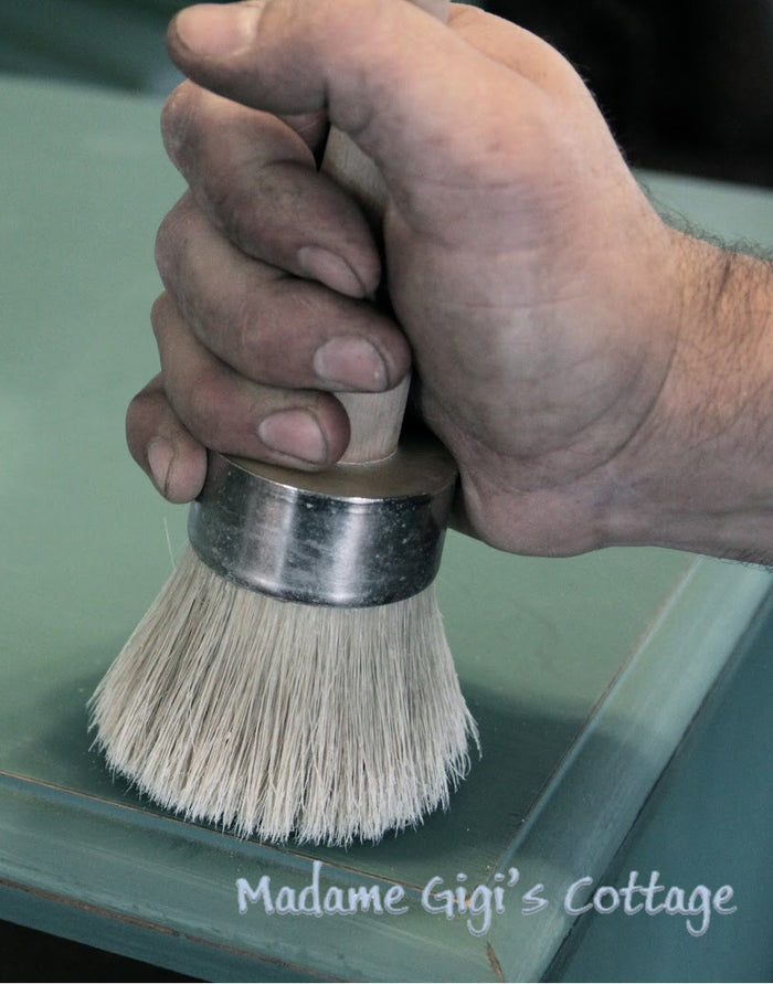 Retique It professional wax brush for painting, with natural bristles and ergonomic handle, ideal for smooth wax application.