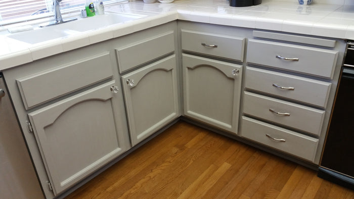 Retique It clear furniture wax in a jar, used as a protective coating and sealant for wood furniture.