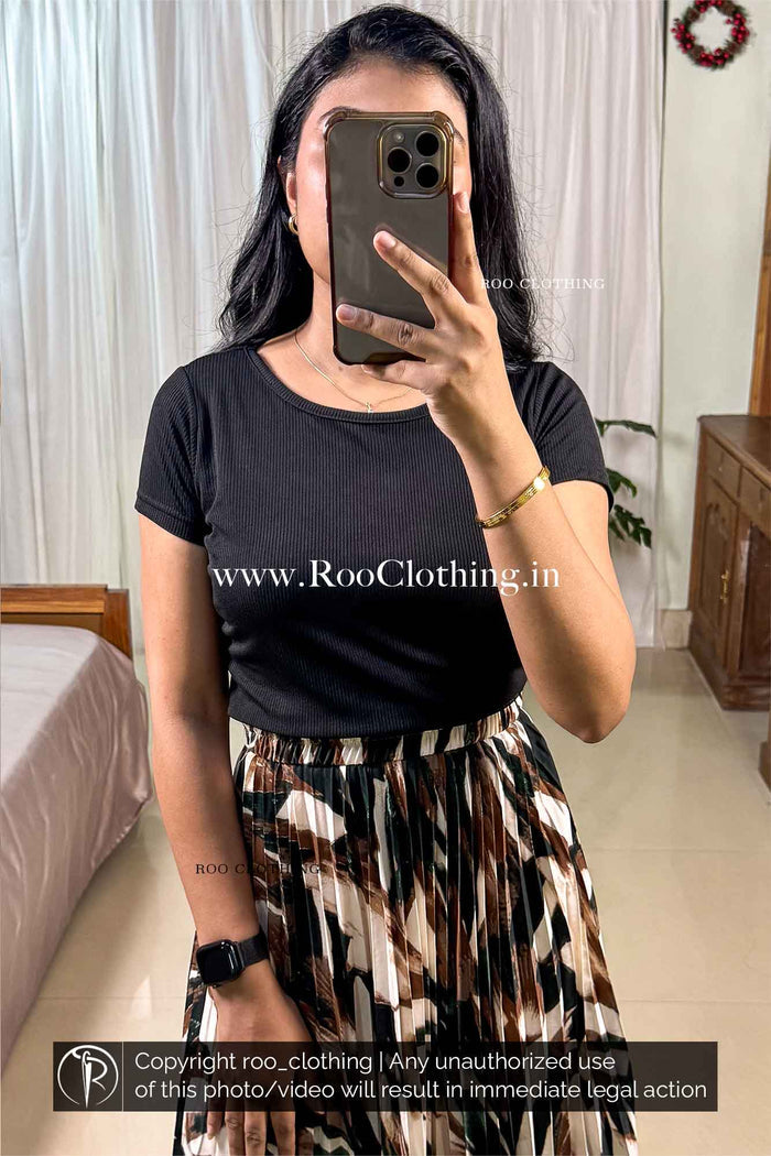 Sleek Black Ribbed Scoop-Neck Short Sleeve Top