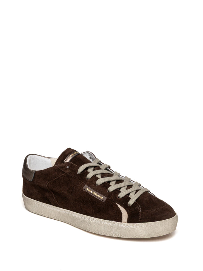 Vista a tre quarti anteriore della sneaker in camoscio moro AMA BRAND DELUXE