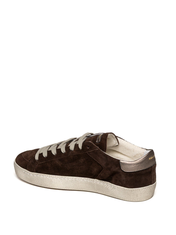 Vista a tre quarti posteriore del tallone bronzo della sneaker AMA BRAND DELUXE
