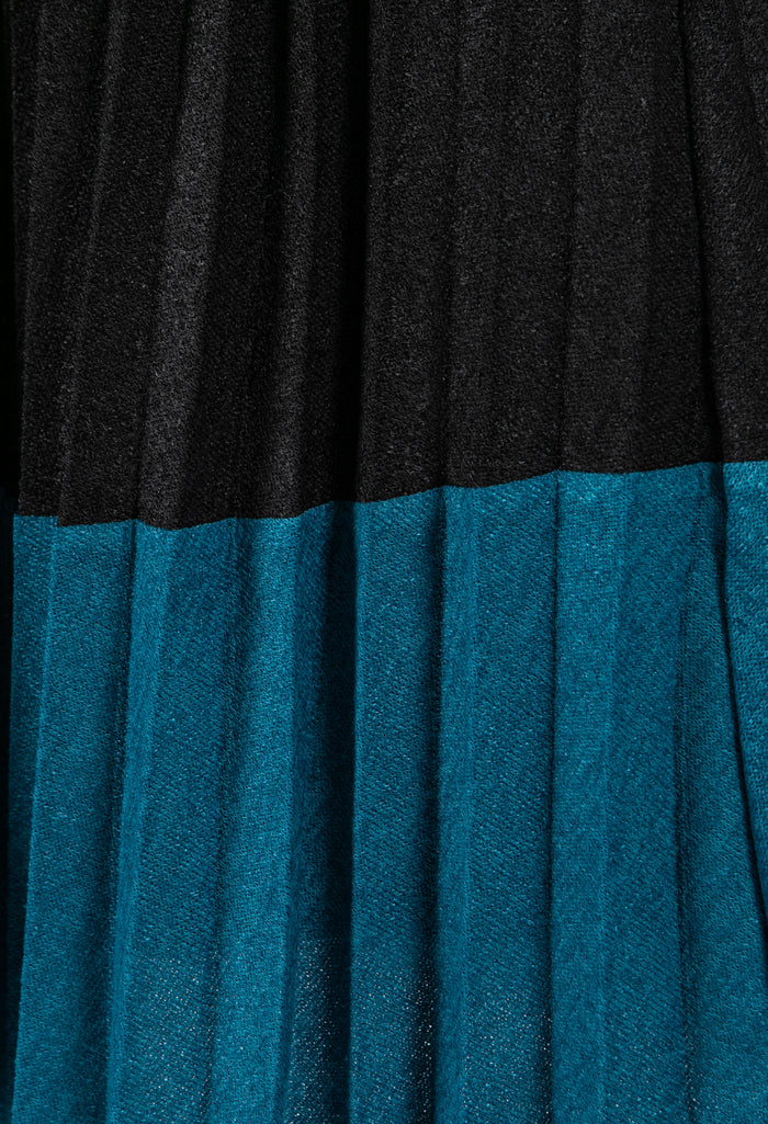 Soft Feel Fine Knit Pleated Skirt in Black & Teal